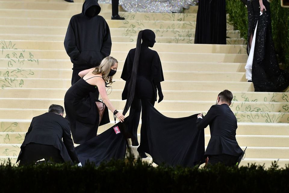 Kim Kardašijan u crnom Met Gala