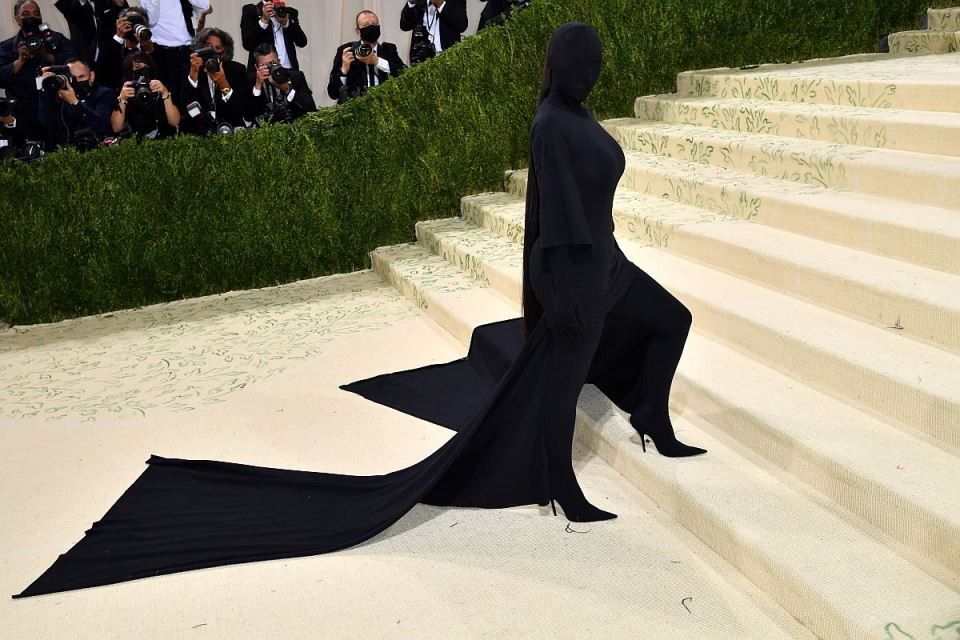 Kim Kardašijan u crnom Met Gala