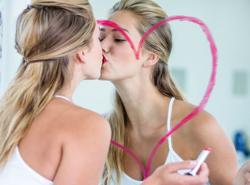 zena ljubi odraz u ogledalu