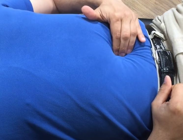 muskarac pritiska stomak