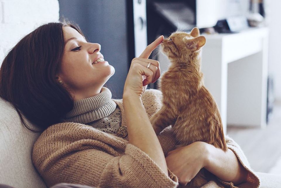 opustena zena igra se sa mackom