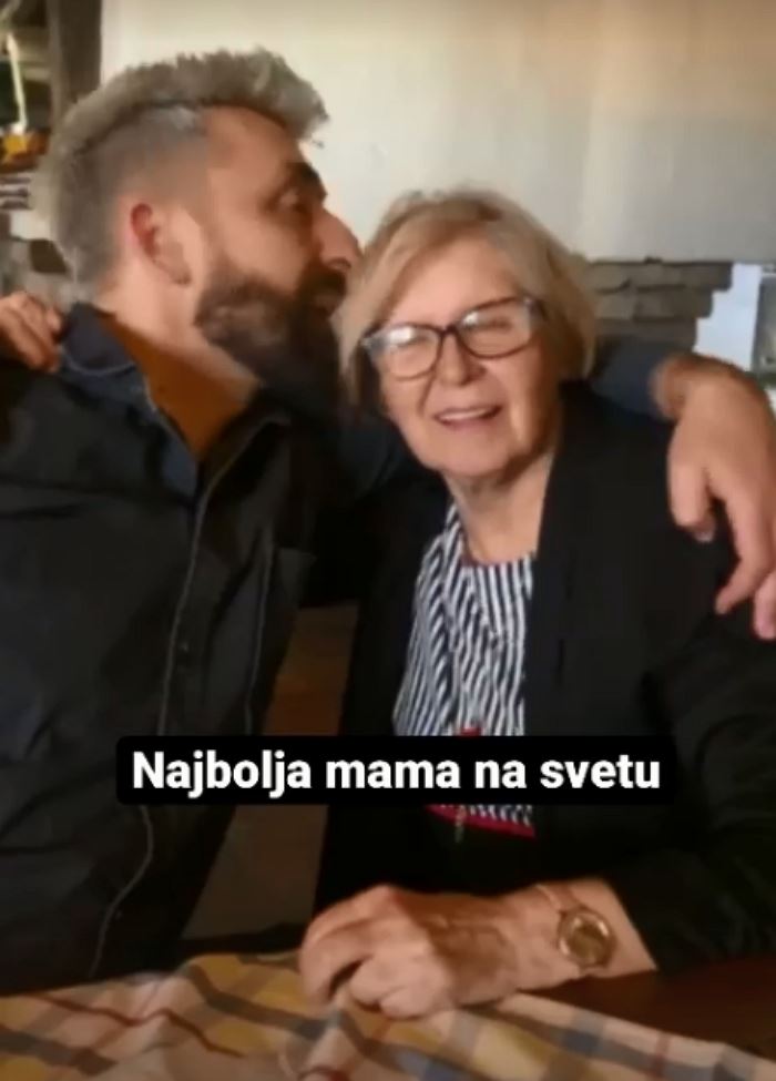 ognjen amidzic sa majkom 2.jpg