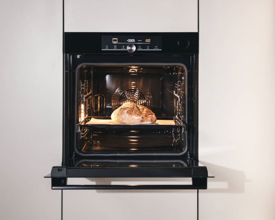 gorenje-ambient-builtinovens-300dpi-rgb-oven-stepbake (1).jpg