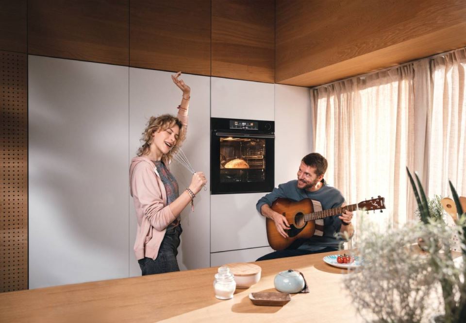 gorenje-builtinovens-ambient-oven-300dpi-rgb-guitar (1).jpg