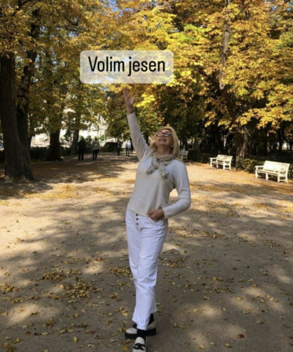 suzana mancic volim jesen.jpg