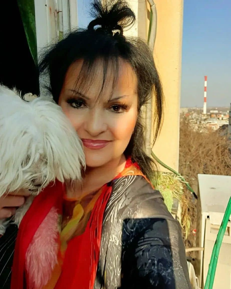 izvorinka milosevic i pas maltezer-min.jpg