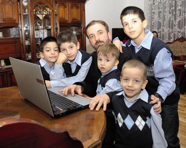 Radost Božića u kući sa sedmoro dece