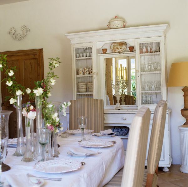 Inspiracija za uređenje enterijera u svetlim bojama: mediteranska vila za uživanje