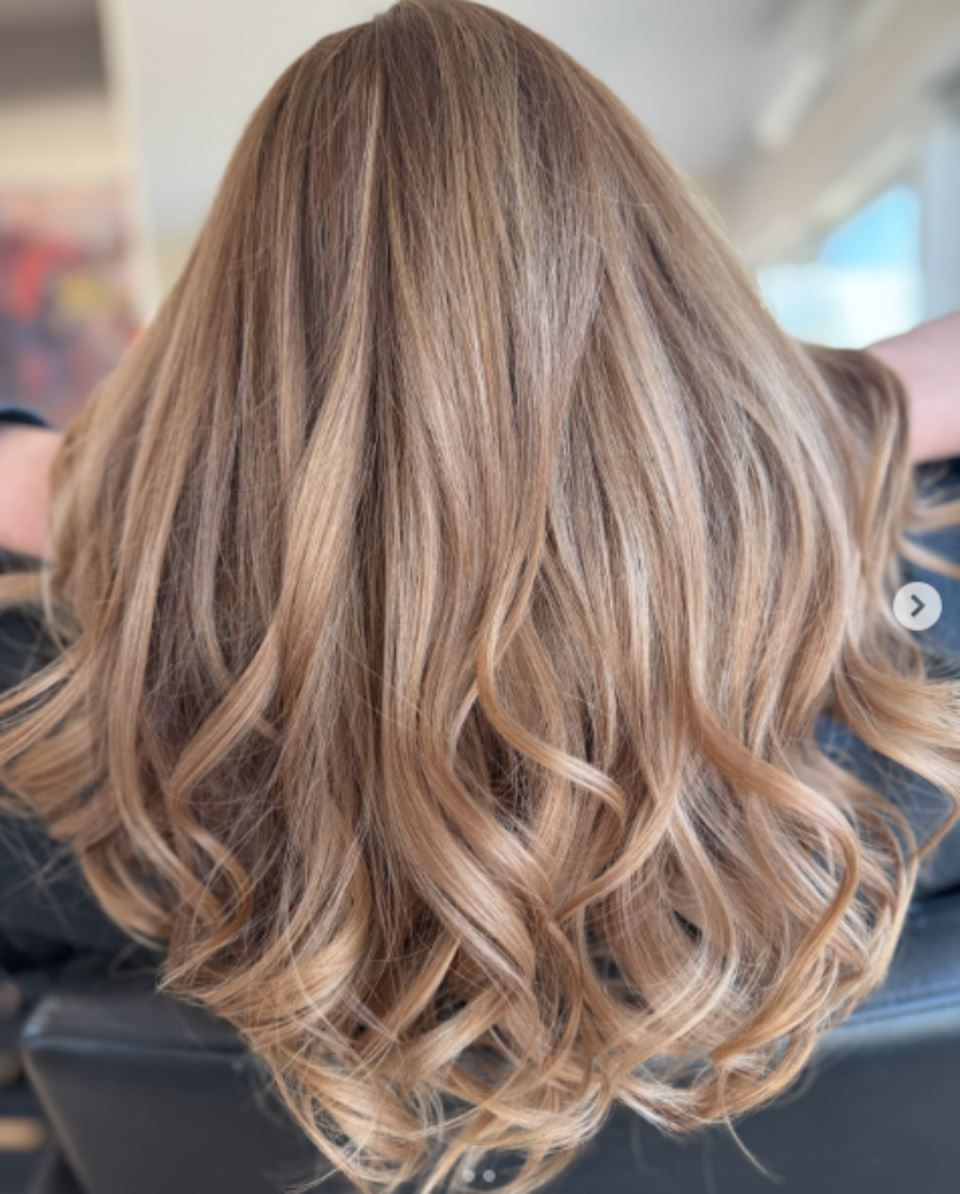 Tamnoplava kosa sa pramenovima