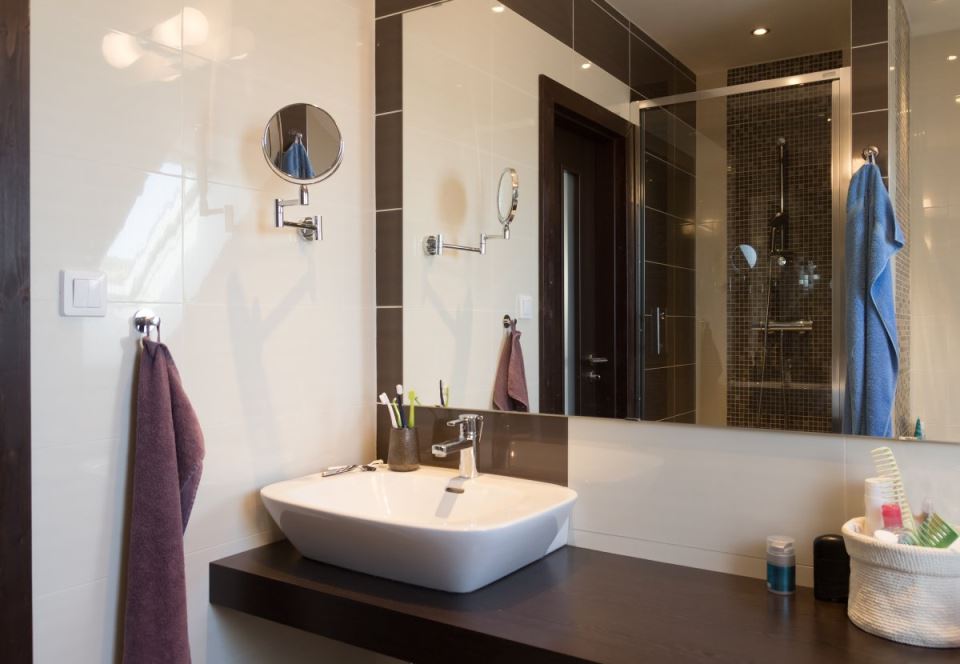 Veliko ogledalo za malo kupatilo