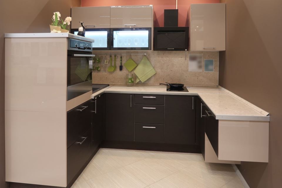 Kuhinja sa bež radnom pločom