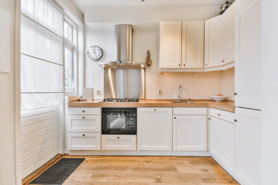 Kuhinja sa bež radnom pločom