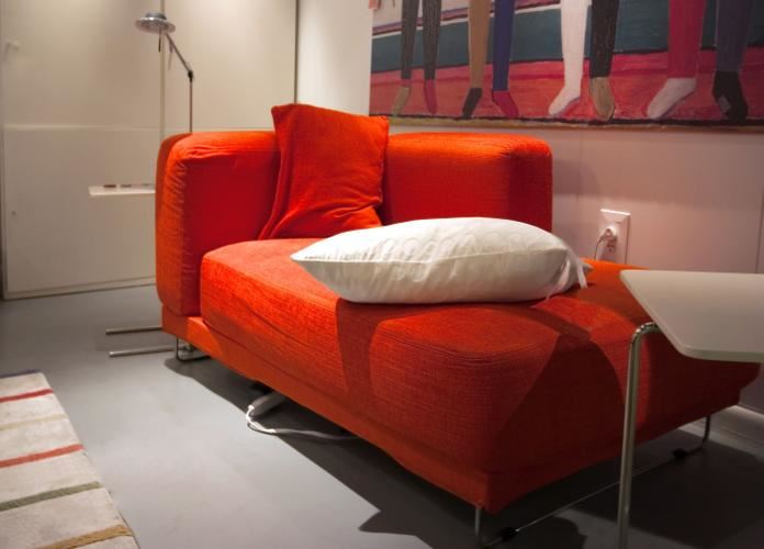Neprolazna crvena sofa