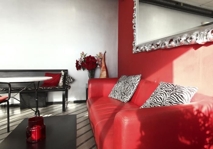 Neprolazna crvena sofa