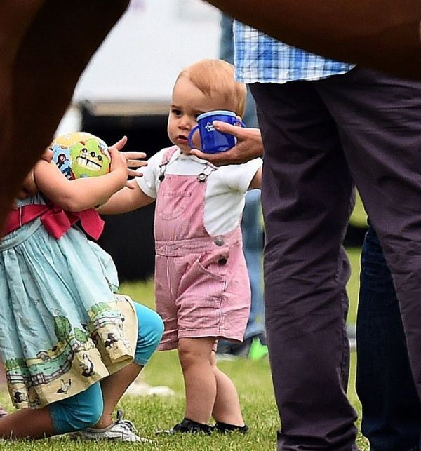 Prvi koraci budućeg britanskog kralja: princ Džordž šeta s mamom Kejt (FOTO)