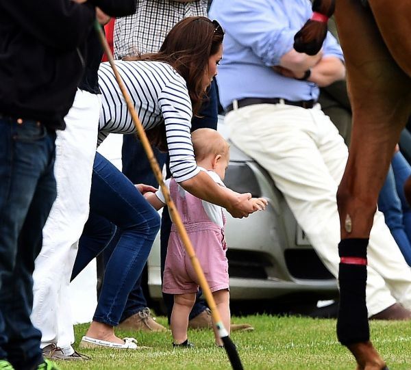 Prvi koraci budućeg britanskog kralja: princ Džordž šeta s mamom Kejt (FOTO)