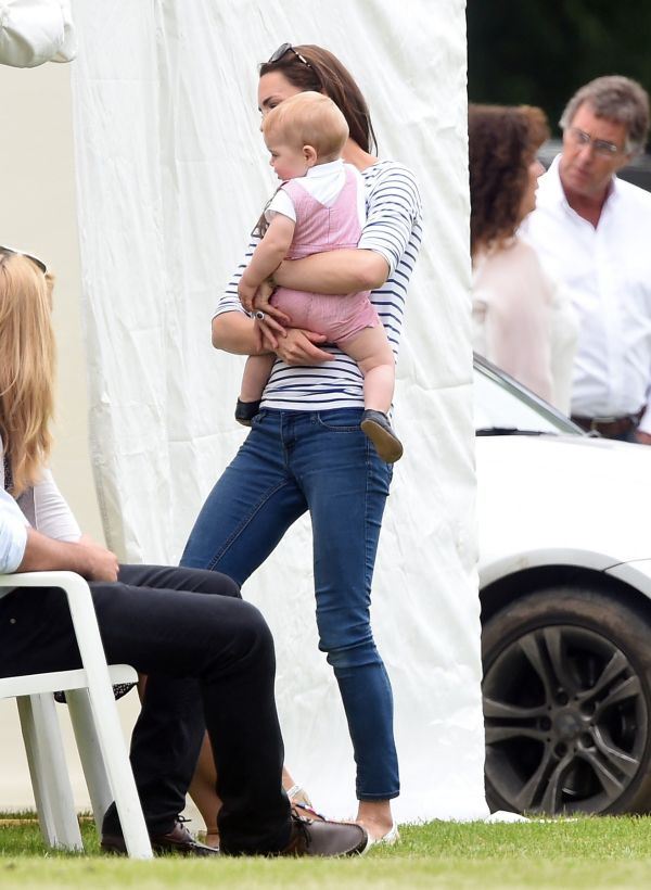 Prvi koraci budućeg britanskog kralja: princ Džordž šeta s mamom Kejt (FOTO)