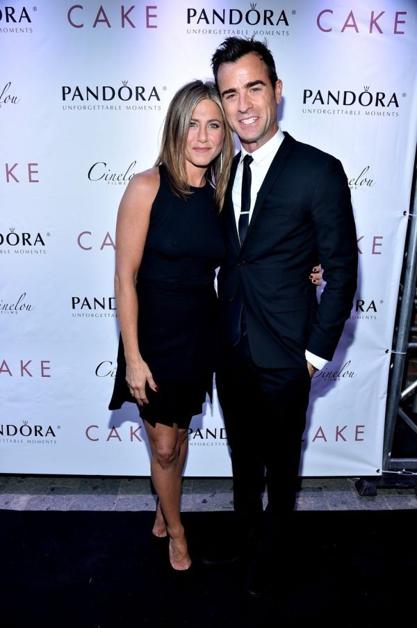 Modni trenutak: Dženifer Aniston u savršenoj mini crnoj haljini