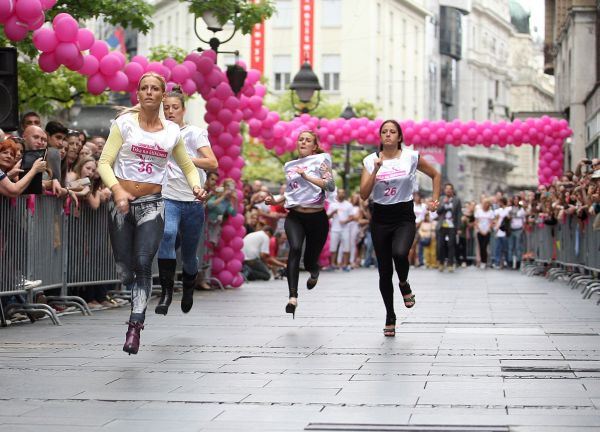 Sedma Cosmopolitan "Trka na štiklama" održana u Knez Mihailovoj