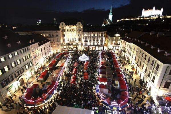 Praznična atmosfera stigla u metropole: pogledajte prelepe ukrašene trgove širom sveta (FOTO)