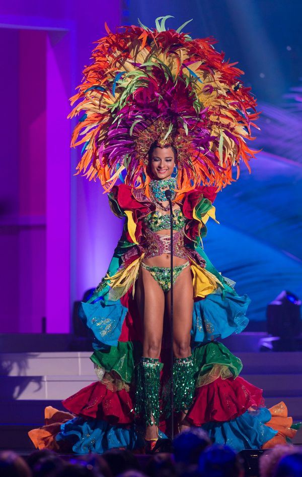 Svetske lepotice u nacionalnim kostimima: da li vam ovo liči na srpsku narodnu nošnju