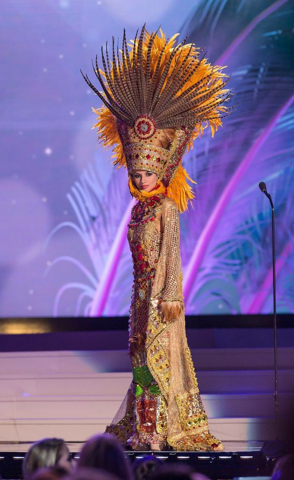 Svetske lepotice u nacionalnim kostimima: da li vam ovo liči na srpsku narodnu nošnju