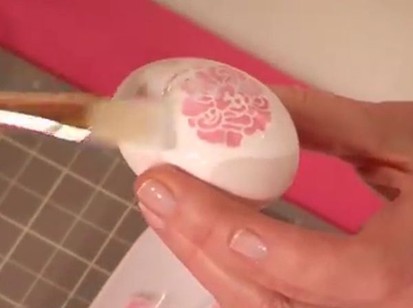 Pripreme za Uskrs: ukrasite omiljenim salvetama dekupaž jaja (FOTO + VIDEO)