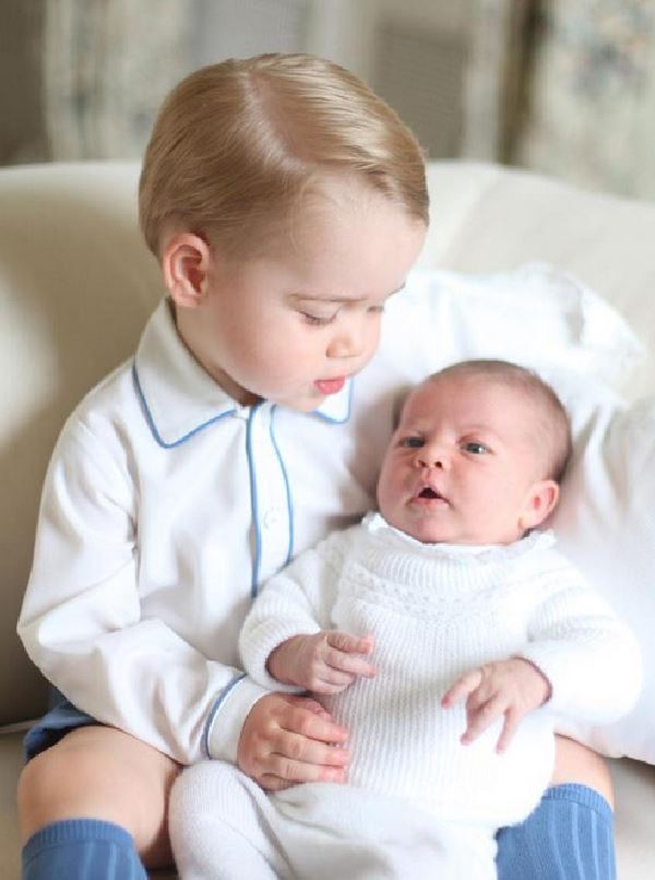 Najslađa kraljevska slika: princ Džordž i princeza Šarlot prvi put zajedno na snimku (FOTO)