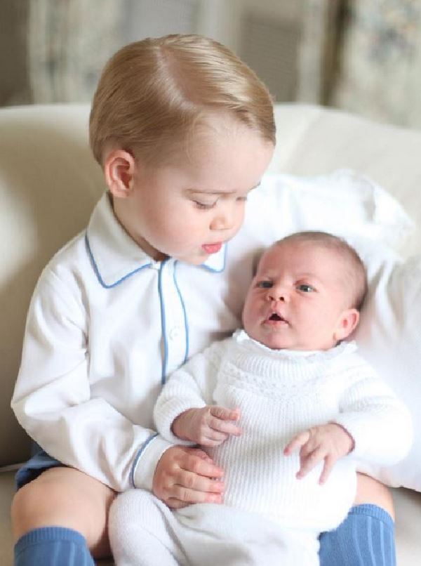 Najslađa kraljevska slika: princ Džordž i princeza Šarlot prvi put zajedno na snimku (FOTO)