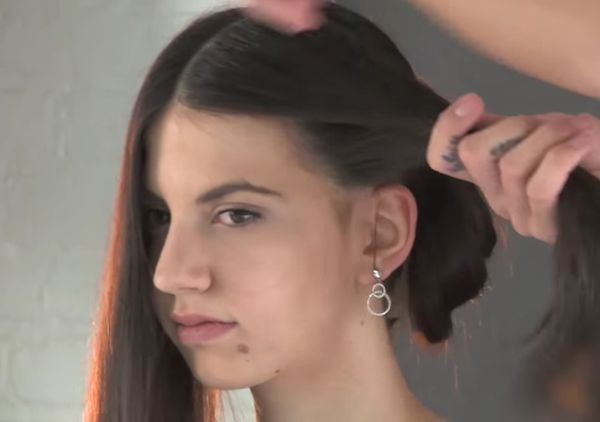 Saveti frizera: kako da napravite letnju opuštenu punđu uz pomoć sunđeraste gumice za kosu (FOTO+VIDEO)