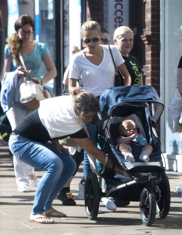 Prve slike sina Novaka Đokovića: Stefan u šetnji sa mamom Jelenom u Vimbldonu (FOTO)