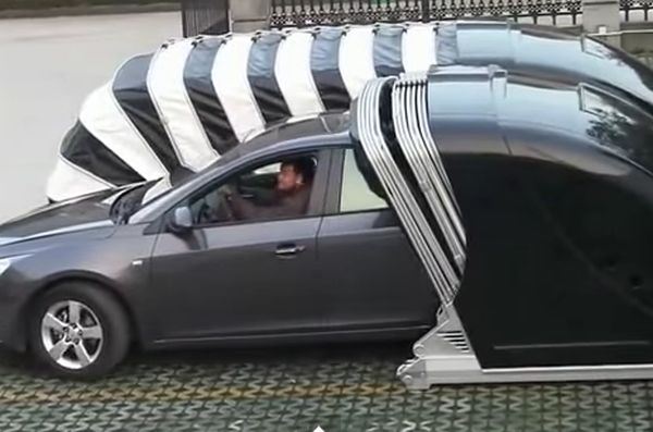 Novi izum za parkiranje: praktična montažna garaža za vaš automobil (FOTO + VIDEO)