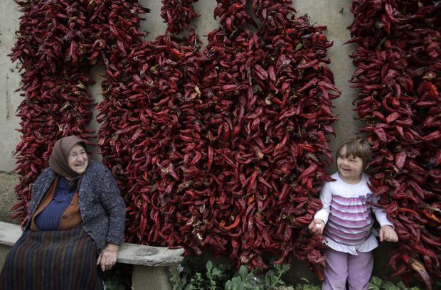 Crvena paprika proslavila selo kraj Leskovca: Donja Lokošnica osvojila ceo svet kućama ukrašenim nizovima paprike (FOTO)