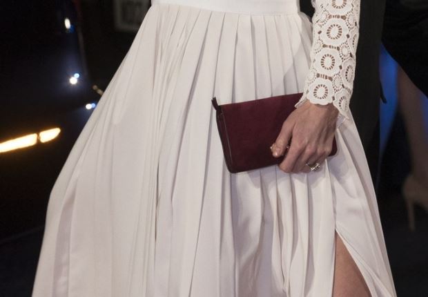 Šokantan šlic i seksi čipka na kraljevskoj haljini zapanjili London: Kejt Midlton na premijeri u holivudskoj modnoj kombinaciji i crvenim cipelicama (FOTO)