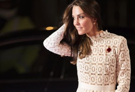 Šokantan šlic i seksi čipka na kraljevskoj haljini zapanjili London: Kejt Midlton na premijeri u holivudskoj modnoj kombinaciji i crvenim cipelicama (FOTO)