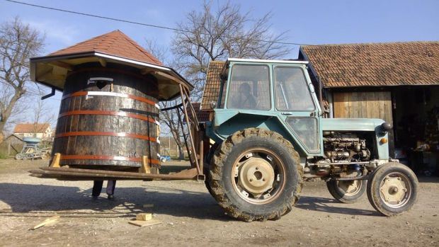 Fantastičan projekat porodice Milijanović iz Lajkovca: od stare kace do kućice za decu iz bajke (FOTO)