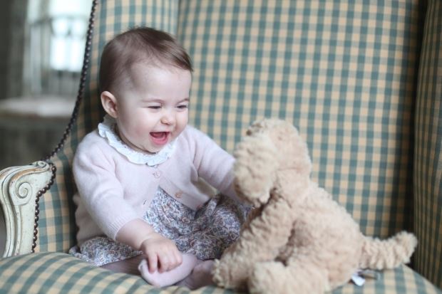 SPREMNA DA BUDE BRITANSKA KRALJICA: Na novoj slici princeza Šarlota neodoljivo liči na babu Elizabetu (FOTO)