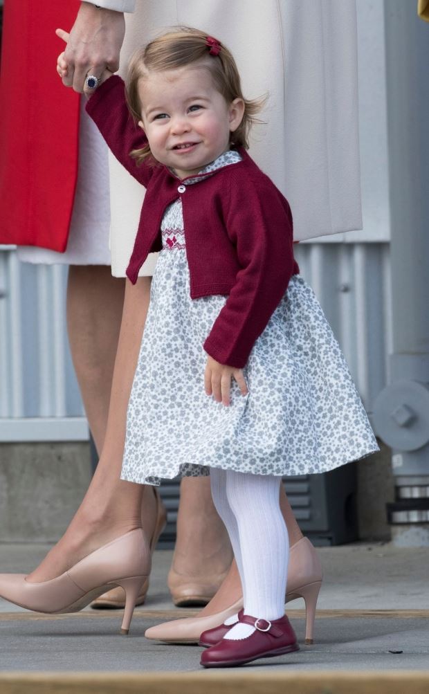 SPREMNA DA BUDE BRITANSKA KRALJICA: Na novoj slici princeza Šarlota neodoljivo liči na babu Elizabetu (FOTO)