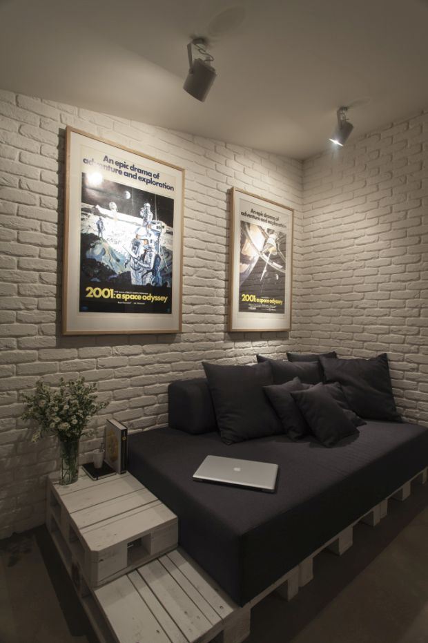 Moderan stan sa nameštajem od drvenih paleta: zavirite u savršen dom za dvoje (FOTO)