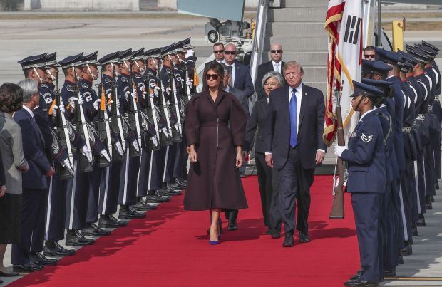 3 NAJLEPŠA KAPUTA ZA JESEN NOSI MELANIJA TRAMP: evo kako da izgledate moderno kao Prva dama Amerike (FOTO)