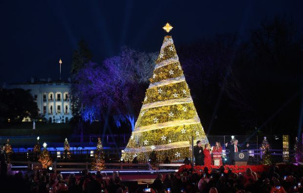 MELANIJA I DONALD TRAMP NAJZAD OKUPILI CELU PORODICU: pogledajte koja novogodišnja jelka je najvažnija u Americi! (FOTO)