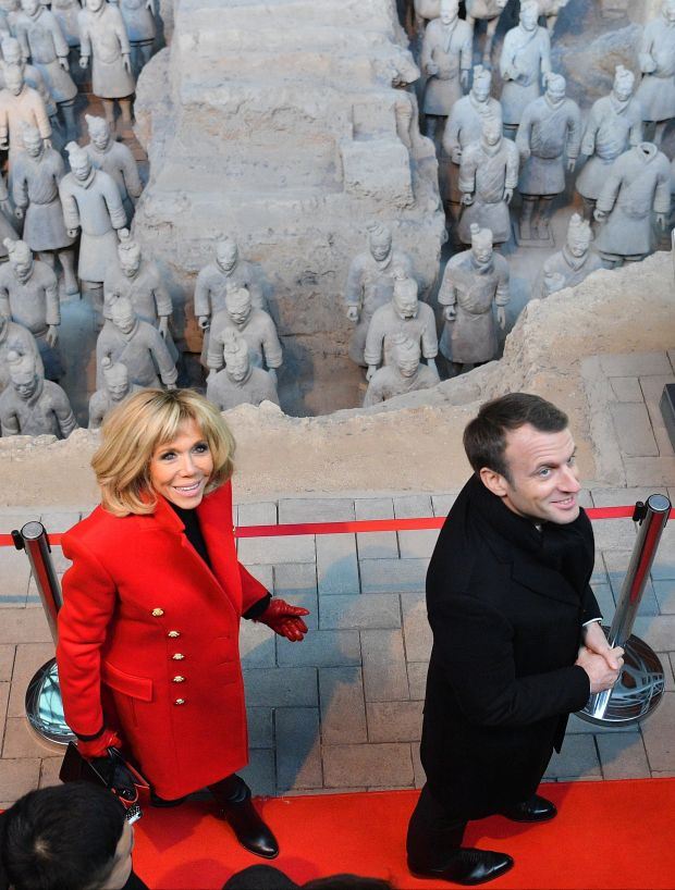 PRVA DAMA FRANCUSKE OVOGA PUTA NIJE MOGLA DA OBUĆE MINI SUKNJU: Brižit Makron potpuno promenila stil oblačenja (FOTO)