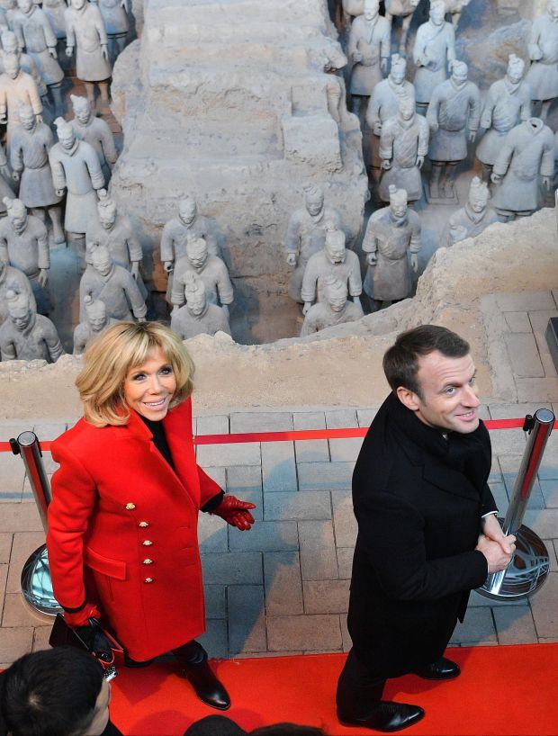 PRVA DAMA FRANCUSKE OVOGA PUTA NIJE MOGLA DA OBUĆE MINI SUKNJU: Brižit Makron potpuno promenila stil oblačenja (FOTO)