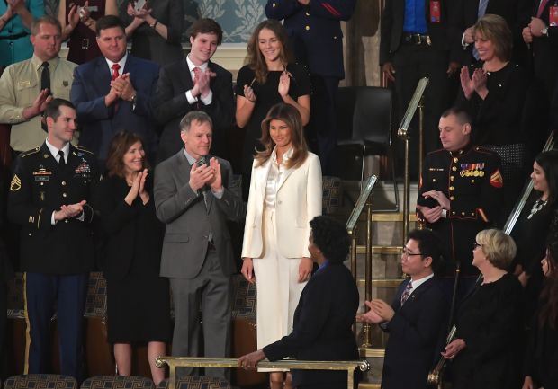 SVET JE ŠOKIRAN NJENIM ODELOM, A SVI MISLE DA JE OVO NAMERNO URADILA: evo zašto se Melanija Tramp obukla u belo od glave do pete (FOTO)