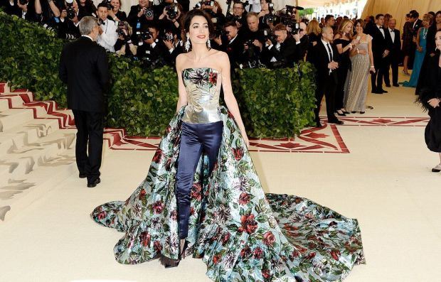 OBUKLA SE DRUGAČIJE OD SVIH, A CEO SVET PRIČA O NJENOJ ODEĆI: pogledajte fantastičnu haljinu i pantalone lepe Amal Kluni (FOTO + MET GALA 2018)