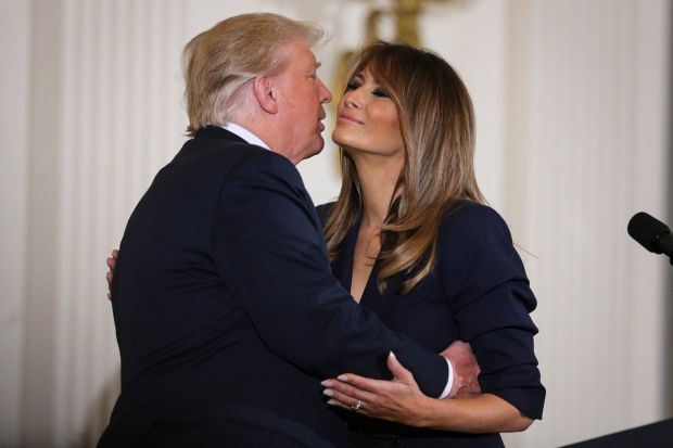 SEKSI IZDANJE MELANIJE TRAMP - ŽENE SU POLUDELE ZA NJENOM HALJINOM: nećete pogrešiti ako se obučete kao Prva dama Amerike (FOTO)