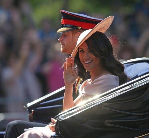 MEGAN MARKL NA ROĐENDANU KRALJICE ELIZABETE PREKRŠILA VAŽNO PRAVILO: ceo svet komentariše da lepa princeza ovo nije smela da obuče (FOTO)