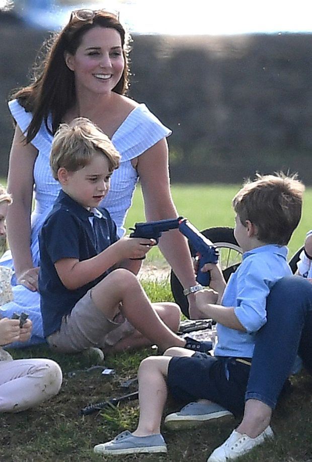 SVET JE ODUŠEVLJEN - POGLEDAJTE KAKO SE LEPA KEJT MIDLTON IGRA SA SVOJOM DECOM: najlepše slike princeze Šarlot i princa Džordža sa mamom (FOTO)