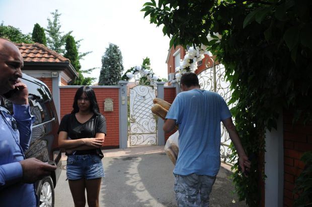 NAJLUKSUZNIJA SVADBA U SRBIJI: pogledajte kako su Lepa Brena i Boba ukrasili dvorište i kuću za svadbu najstarijeg sina (FOTO)