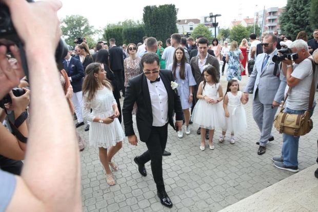 SVE SLIKE SA VENČANJA ALEKSANDRE PRIJOVIĆ I FILIPA ŽIVOJINOVIĆA: mladenci i svatovi na najpopularnijoj svadbi u Srbiji (FOTO IZ MINUTA U MINUT)